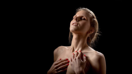 femme qui a un orgasme des seins